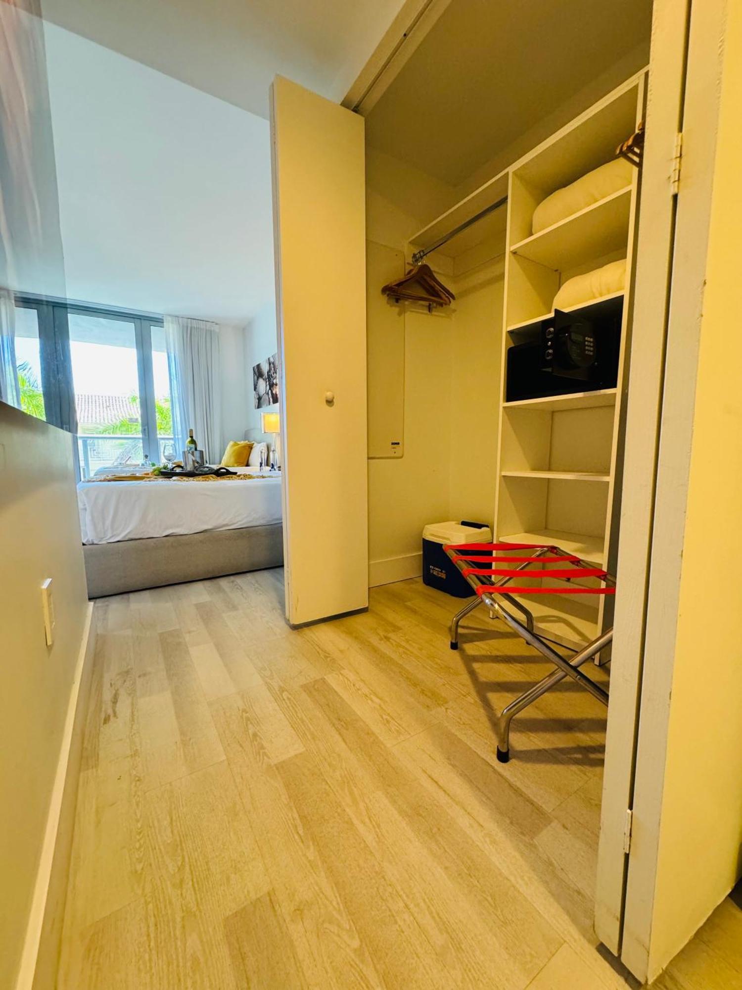 Beachwalk & Apartment Hallandale Beach